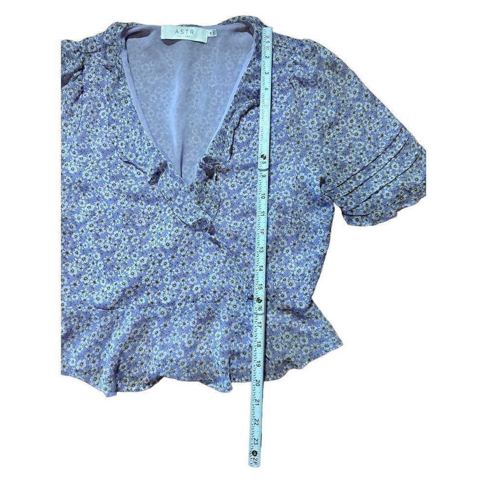 ASTR The Label Womens Lilac Ditsy Floral Ruffle Vneck blouse Sz M - Picture 6 of 10